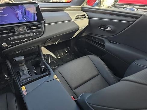 Used 2025 Lexus ES 300h w/ Premium Package image 30