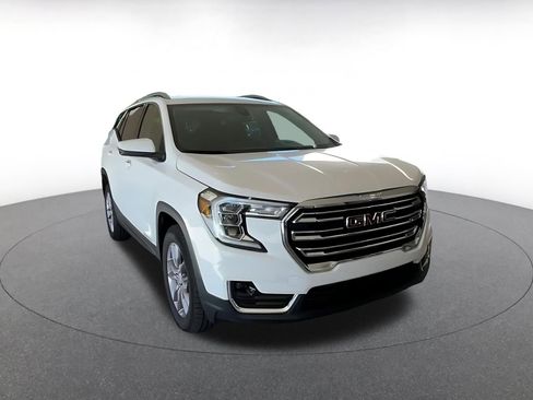 Used 2024 GMC Terrain SLT image 3