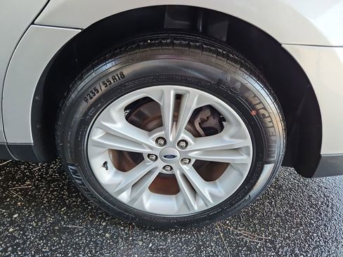 Used 2017 Ford Taurus SE image 28