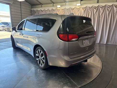 Used 2017 Chrysler Pacifica Limited FWD image 7