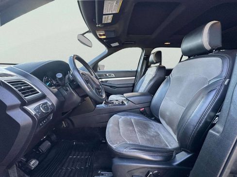 Used 2017 Ford Explorer XLT w/ Equipment Group 202A AWD/4WD image 12