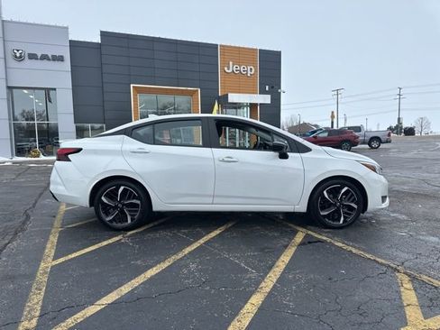 Used 2024 Nissan Versa SR image 3