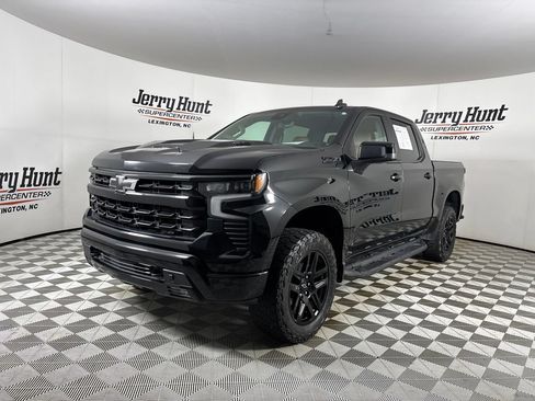 Used 2024 Chevrolet Silverado 1500 LT Trail Boss w/ Dark Appearance Package AWD/4WD image 1
