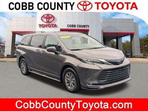 Used 2024 Toyota Sienna XLE FWD image 1