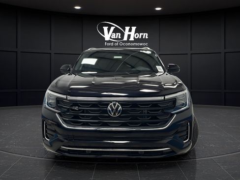 Used 2024 Volkswagen Atlas Cross Sport SEL R-Line AWD/4WD image 2