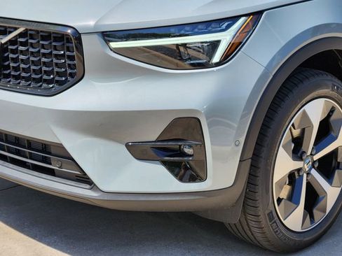 Used 2025 Volvo XC40 B5 Plus w/ Protection Package Premier image 25