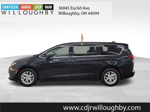 Certified 2022 Chrysler Voyager LX FWD image 5