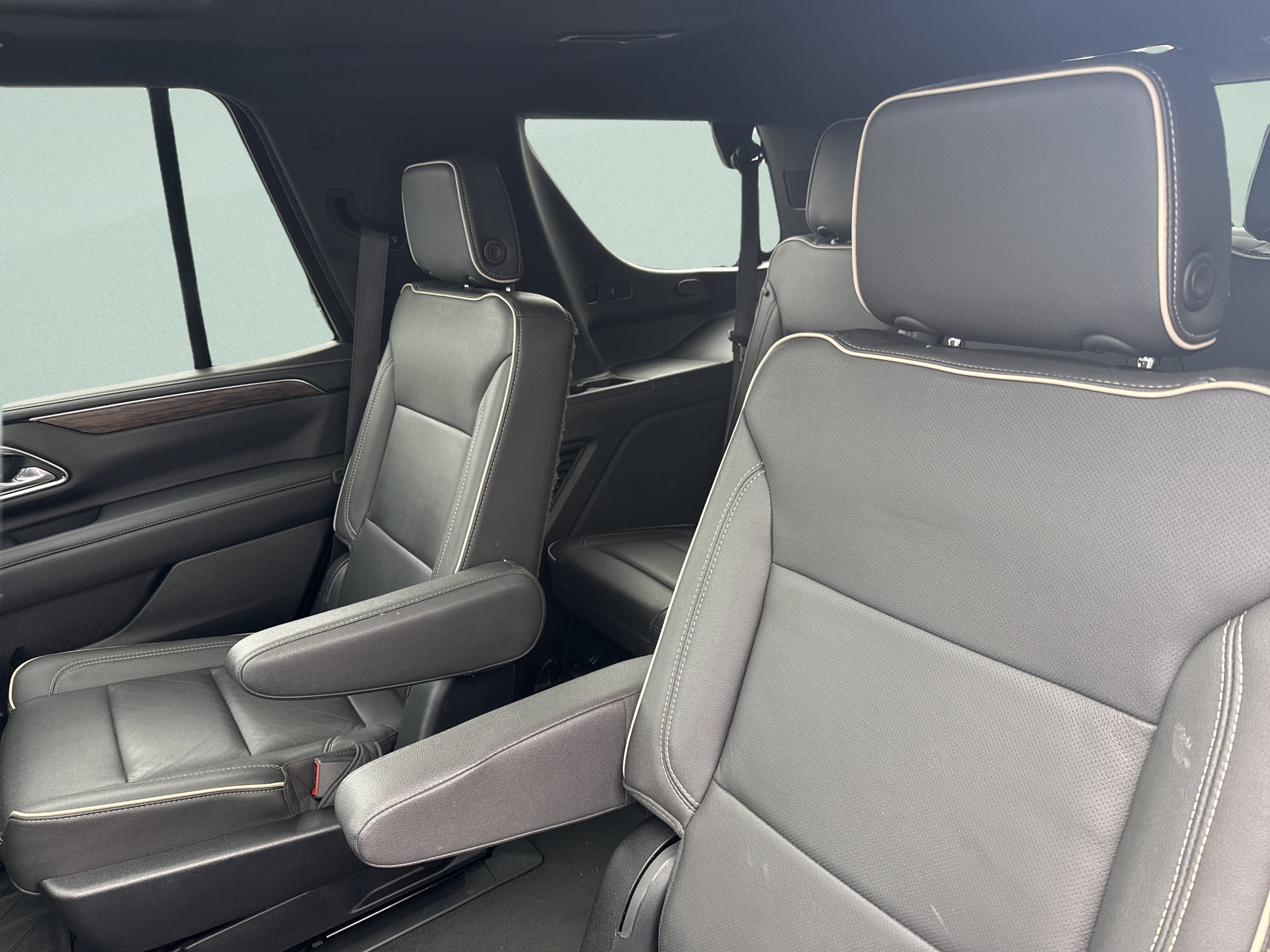 Used 2023 Chevrolet Tahoe Premier w/ Premium Package AWD/4WD image 18