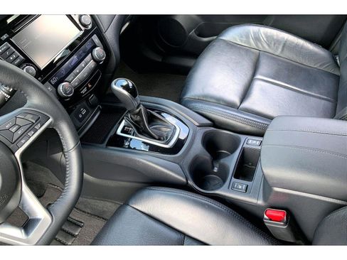Used 2020 Nissan Rogue SV FWD image 16