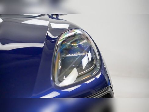 Certified 2025 Porsche Macan image 7