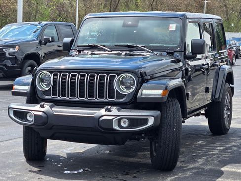 Used 2025 Jeep Wrangler Unlimited Sahara AWD/4WD image 4