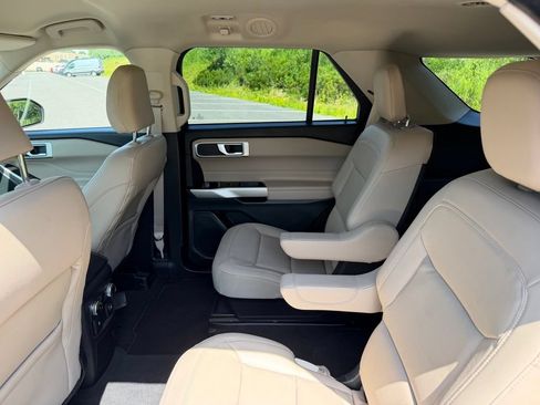 Used 2022 Ford Explorer XLT w/ Equipment Group 202A AWD/4WD image 8