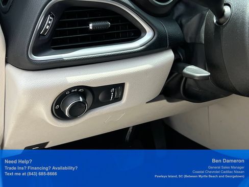 Used 2021 Chrysler Voyager L FWD image 7