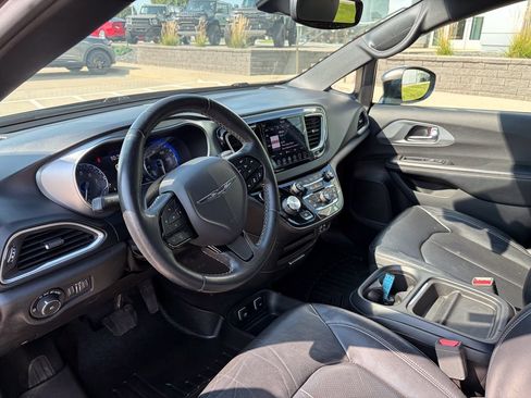 Used 2019 Chrysler Pacifica Touring-L FWD image 9
