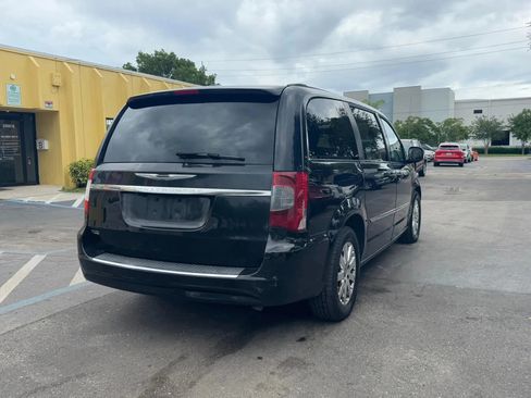Used 2014 Chrysler Town & Country Touring FWD image 9