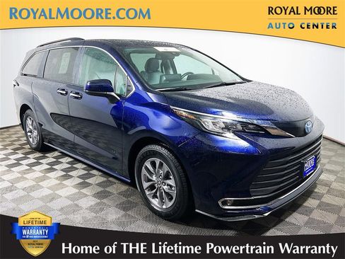 Certified 2024 Toyota Sienna XLE image 1