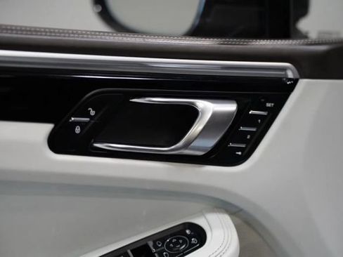 Used 2018 Porsche Macan Turbo AWD/4WD image 12