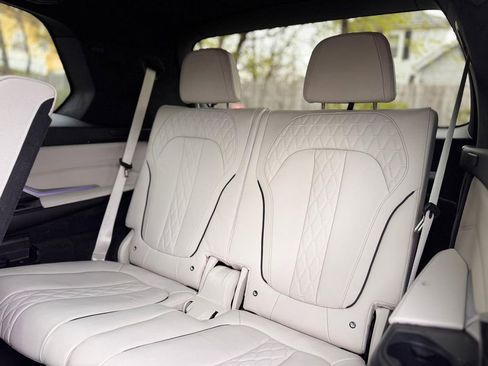 Used 2021 BMW X7 xDrive40i w/ M Sport Package AWD/4WD image 23