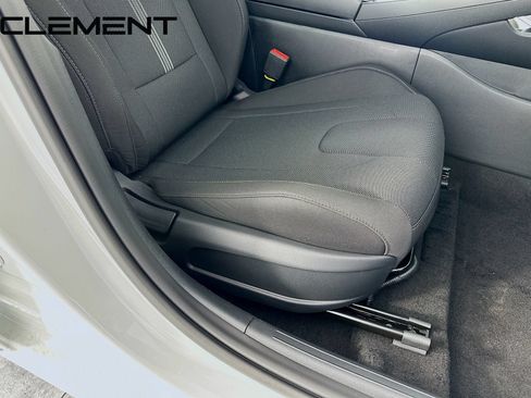 Certified 2026 Hyundai Elantra SE FWD image 32