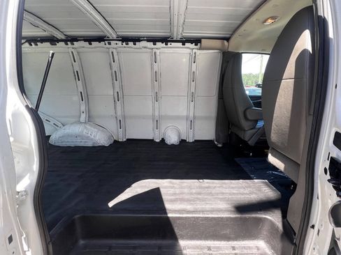 Used 2014 Chevrolet Express 2500 RWD image 11