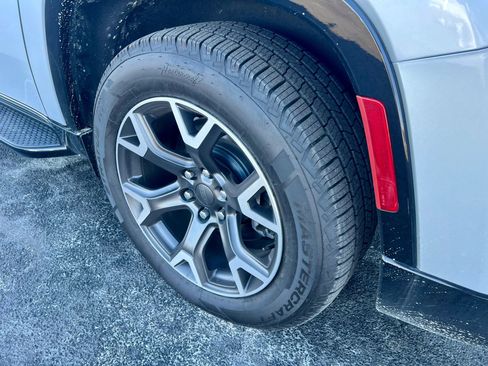 Used 2023 Jeep Wagoneer L Series III w/ Preferred Equipment Group image 14