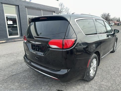 Used 2018 Chrysler Pacifica Touring-L image 5
