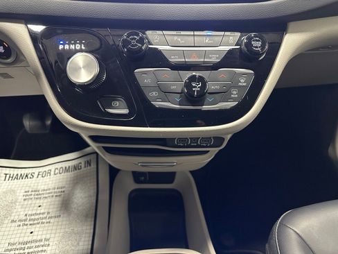 Used 2023 Chrysler Pacifica Touring-L image 37