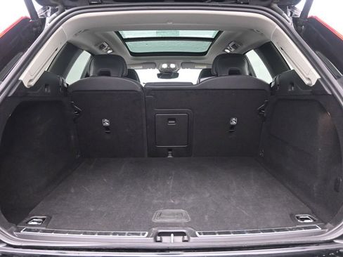 Used 2023 Volvo XC60 B5 Plus image 24