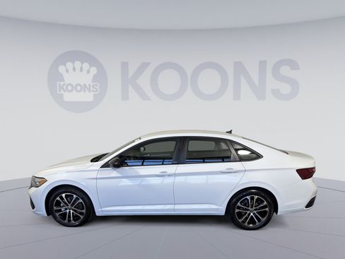 Used 2023 Volkswagen Jetta Sport image 2