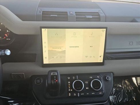 Used 2023 Land Rover Defender 130 X-Dynamic SE image 15