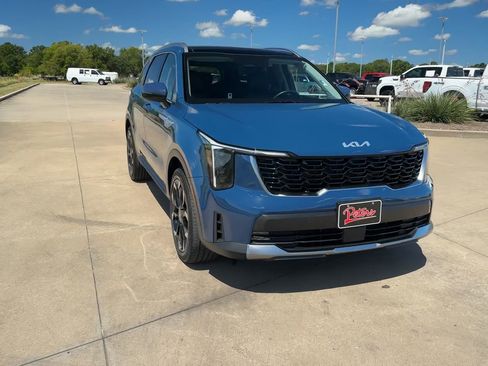 Used 2025 Kia Sorento EX w/ Panoramic Sunroof Package image 2