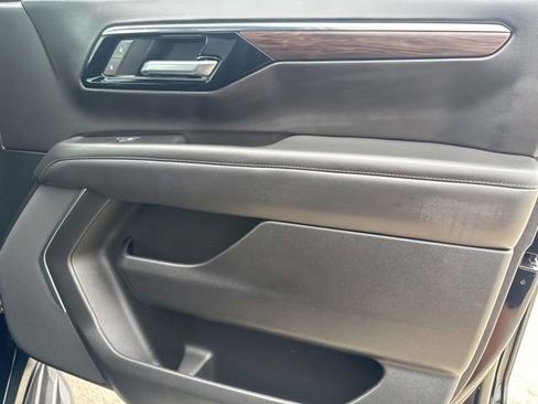 Used 2025 Chevrolet Suburban LS RWD image 18