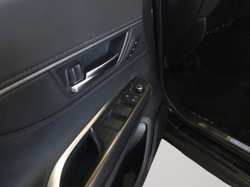 Used 2021 Toyota Venza Limited w/ Advanced Technology Package image 9