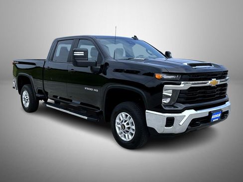 Used 2024 Chevrolet Silverado 2500 LT AWD/4WD image 3