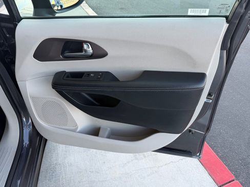 Used 2023 Chrysler Voyager LX image 20