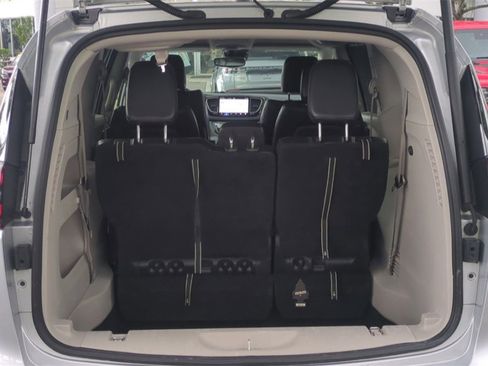 Used 2023 Chrysler Pacifica Touring-L image 13