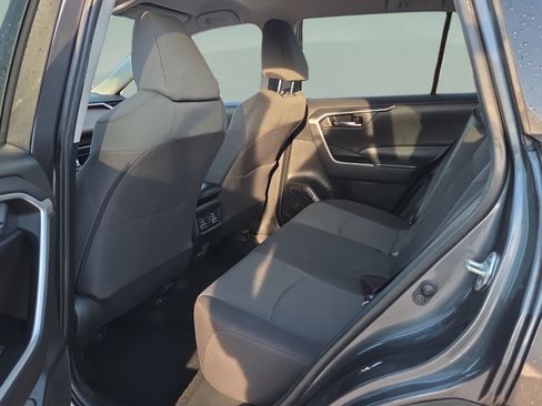 Used 2022 Toyota RAV4 XLE FWD image 11