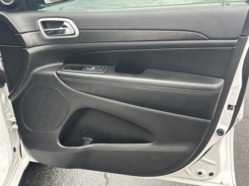 Used 2018 Jeep Grand Cherokee Altitude image 16