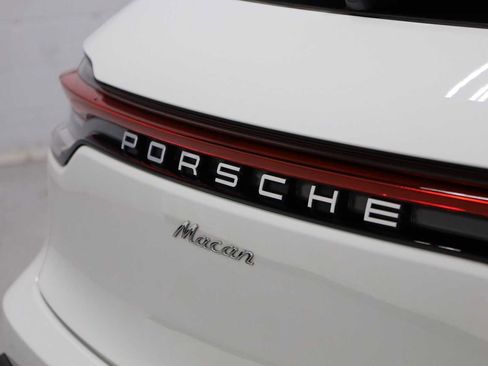 Certified 2025 Porsche Macan image 8