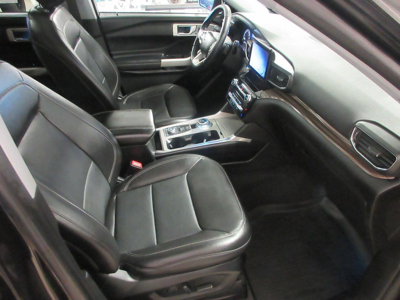 Used 2021 Ford Explorer Limited w/ Equipment Group 301A AWD/4WD image 8