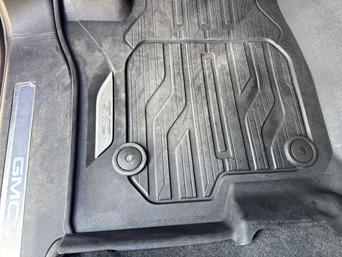 Used 2023 GMC Yukon SLT w/ SLT Premium Package image 17