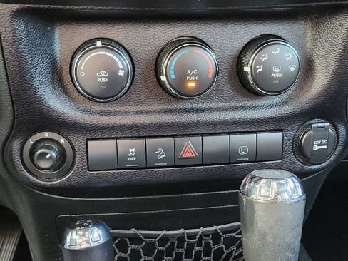 Used 2015 Jeep Wrangler Unlimited Sahara AWD/4WD image 22