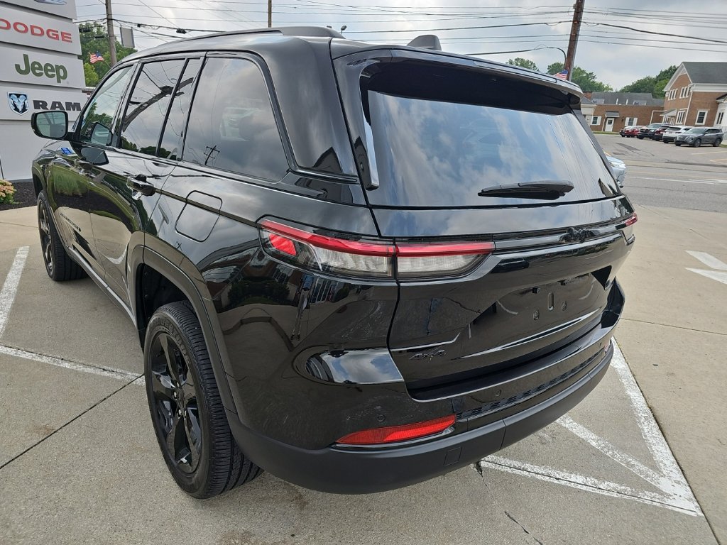 Certified 2025 Jeep Grand Cherokee Altitude AWD/4WD image 13