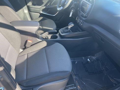 Used 2023 Kia Soul LX w/ LX Technology Package image 32