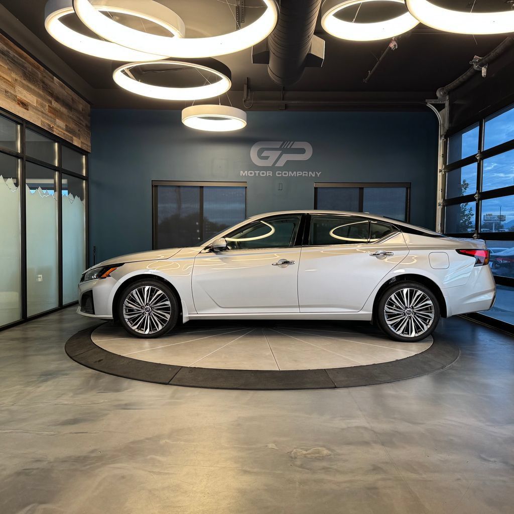 Used 2024 Nissan Altima 2.5 SL AWD/4WD image 6