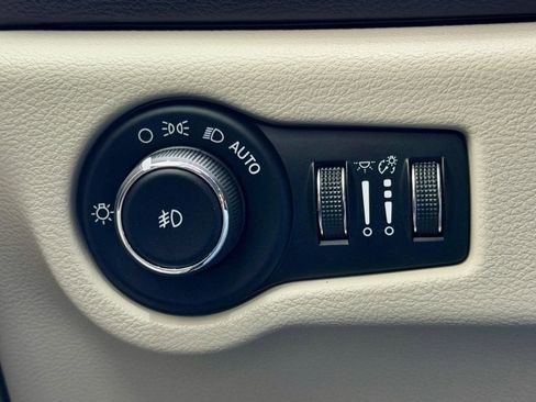 Used 2017 Chrysler Pacifica Touring-L w/ Tire & Wheel Group image 23