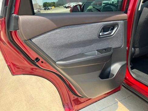 Used 2023 Nissan Rogue SV AWD/4WD image 23