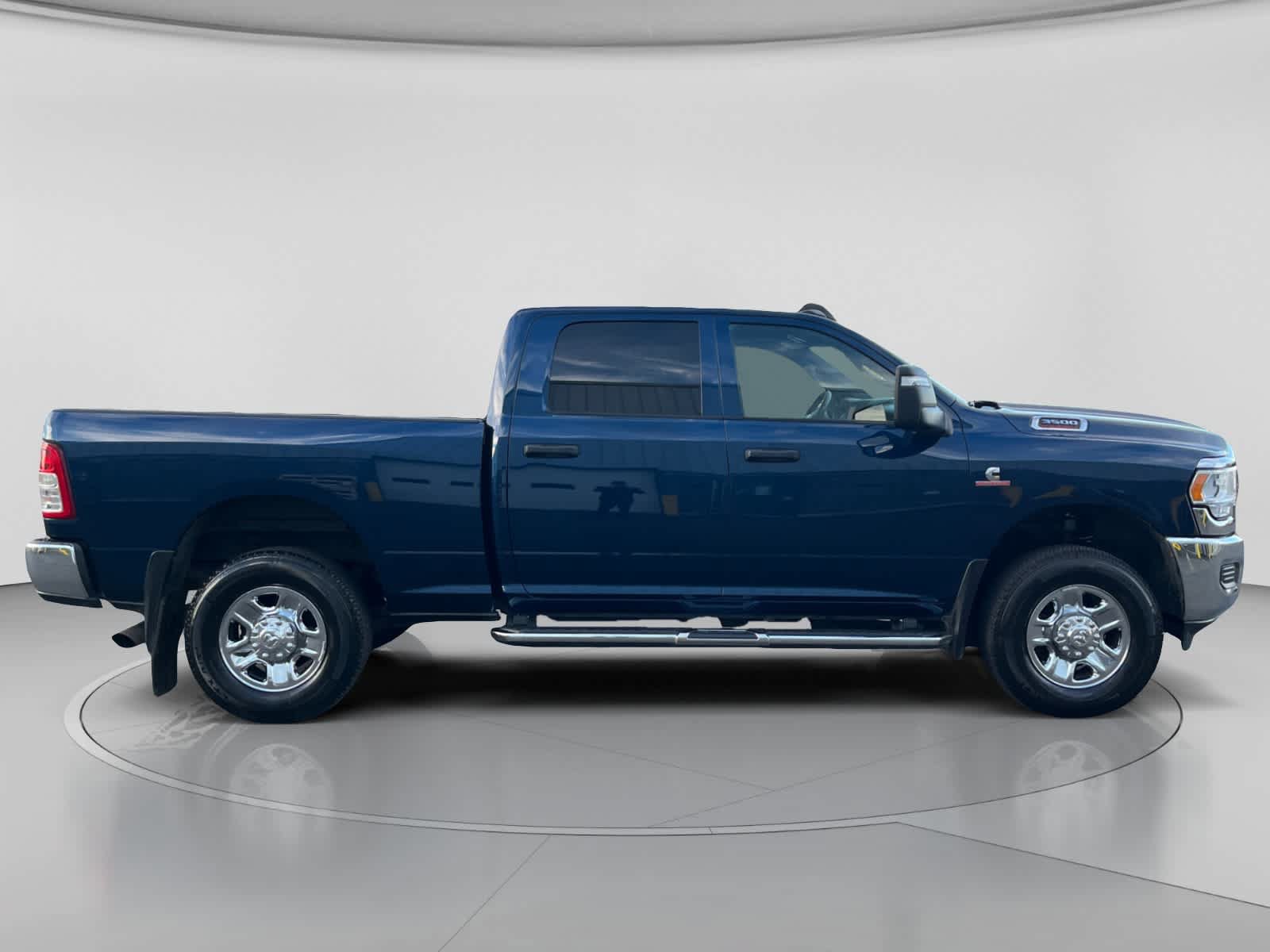 Used 2024 RAM 3500 Tradesman w/ Chrome Appearance Group AWD/4WD image 4