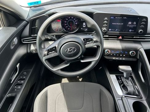 Certified 2022 Hyundai Elantra SEL w/ Preferred Accessory Package FWD image 16