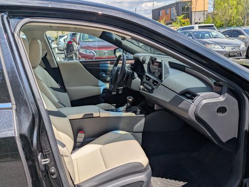 Used 2025 Lexus ES 300h w/ Premium Package FWD image 9